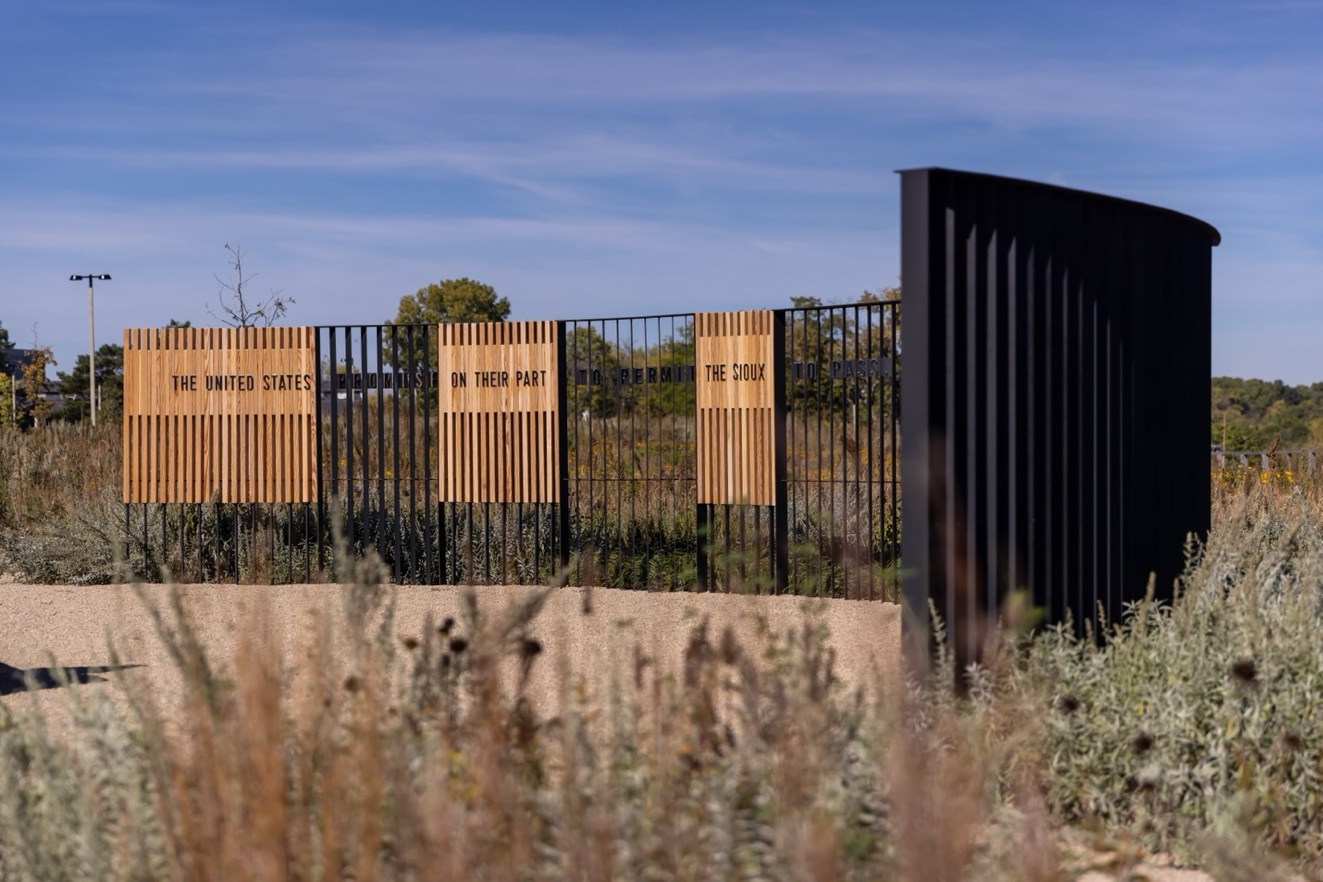 A fence with wooden panels

AI-generated content may be incorrect.