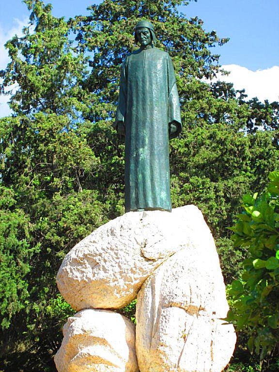 Immagine che contiene aria aperta, albero, cielo, statua

Descrizione generata automaticamente