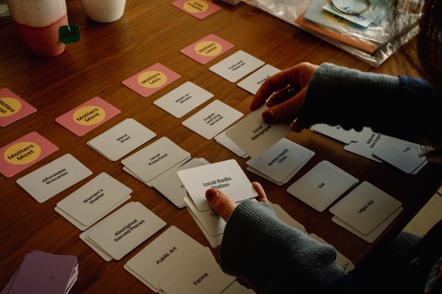 A person playing a card game

AI-generated content may be incorrect.