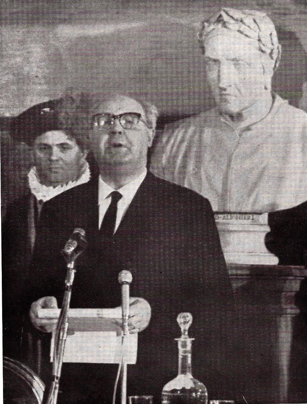 Immagine che contiene vestiti, Viso umano, uomo, persona

Descrizione generata automaticamente