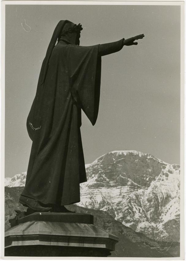 A statue of a person pointing his finger

Description automatically generated with low confidence