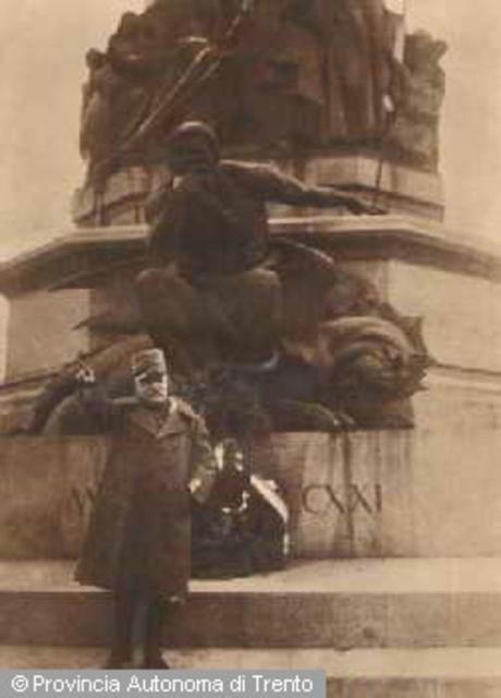 A group of people standing in front of a statue

Description automatically generated with medium confidence